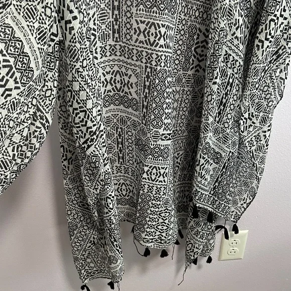 Black & White Geometric Fringe Wrap Scarf - Picture 7 of 10